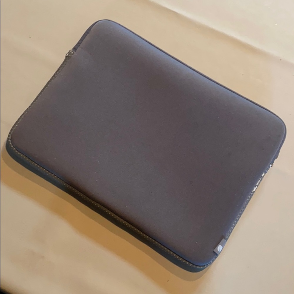 Incase 13” MacBook Pro or Air computer case - Picture 2 of 6